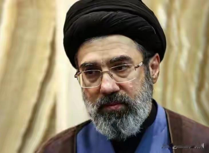 伊朗知情人士说，关于新任领袖，他有两个消息可以透露……第一个，穆杰塔巴的