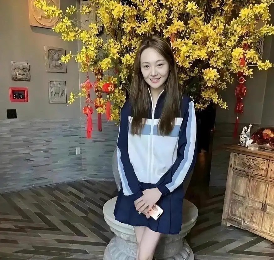 郑爽近照，完全没有明星样，已经彻底变成路人了​​​