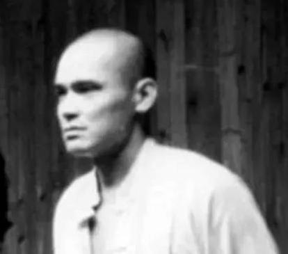 1965年，两位村民上山劳作，归途之中，忽见一块巨石上端坐着一对男女，定睛一看顿