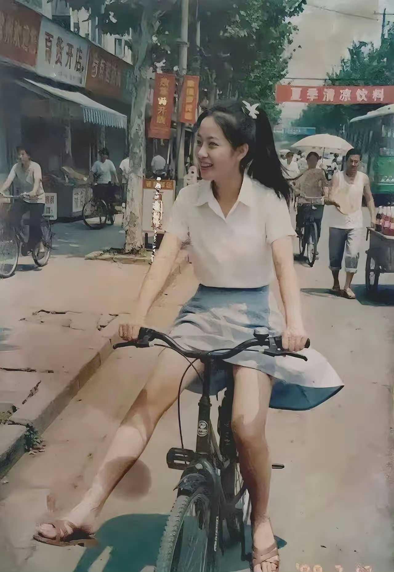 三十多年前被抓拍到的女孩，清纯自然，落落大方！鞋子是那个年代的流行款吗？