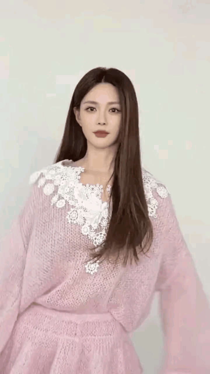 沈梦辰现在的模样变化真的好大啊，和白鹿李一桐都有几分相似，可唯独不像曾经那个独一