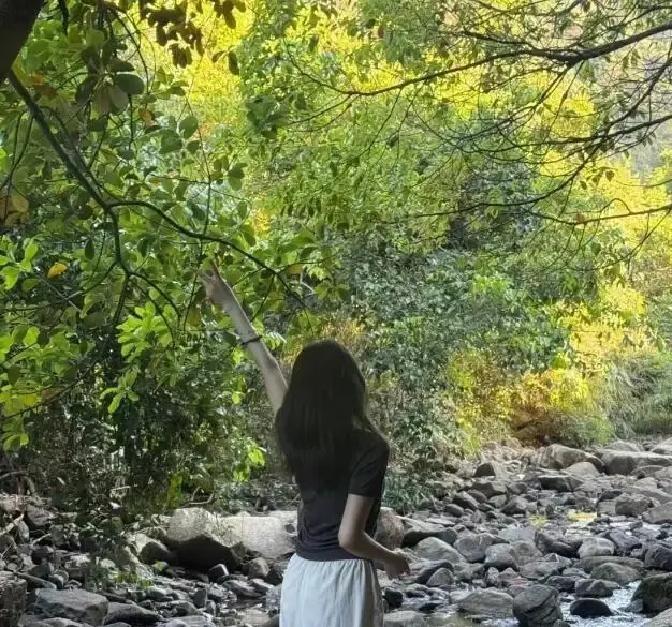 很多老实汉子根本察觉不到，那个刚在外面疯完回来的女人，第二天一早还能一边哼着歌一