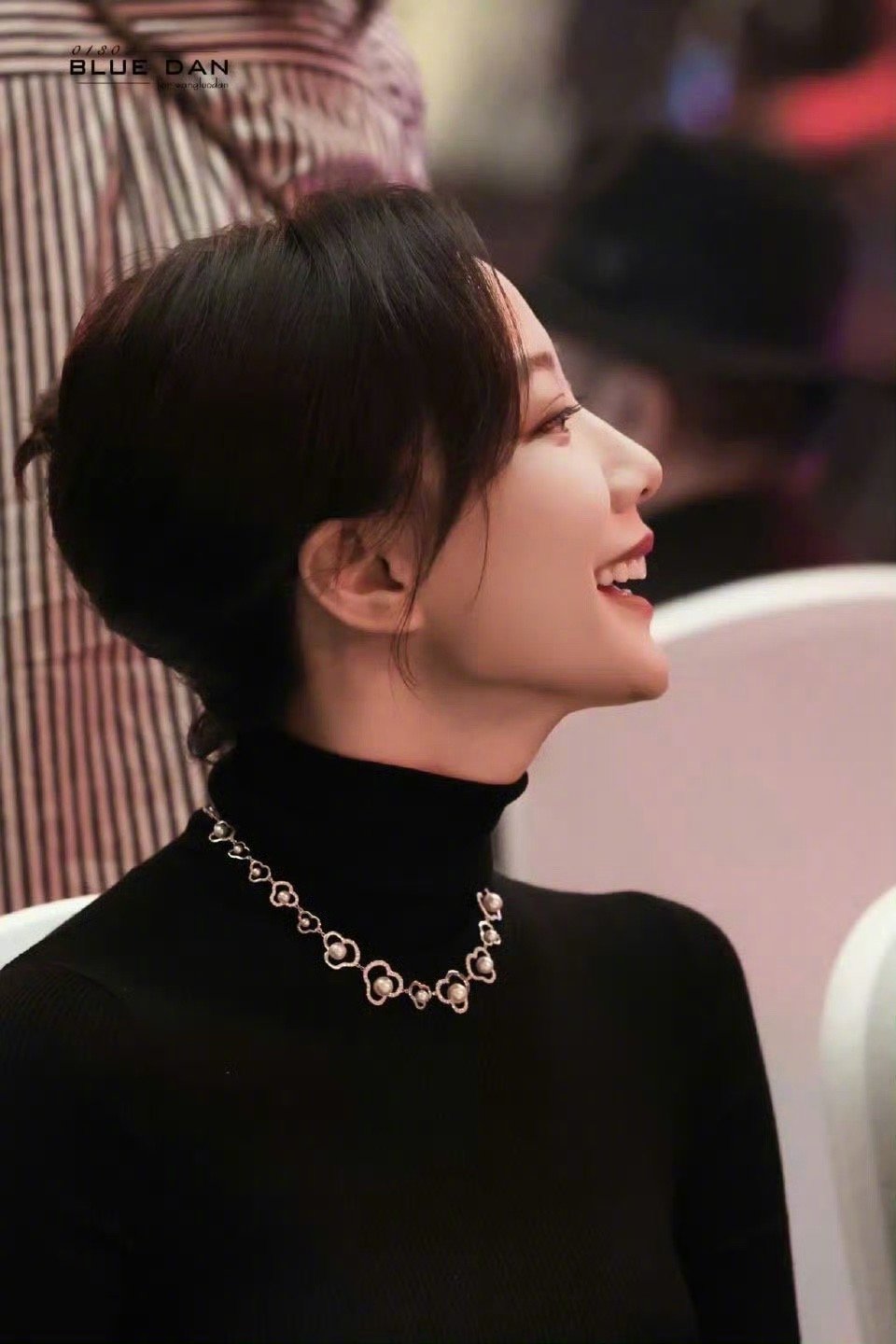 不得不说王珞丹的气质真的绝了！一件简单的素毛衣，被她穿出了高级感和贵气，这种由内