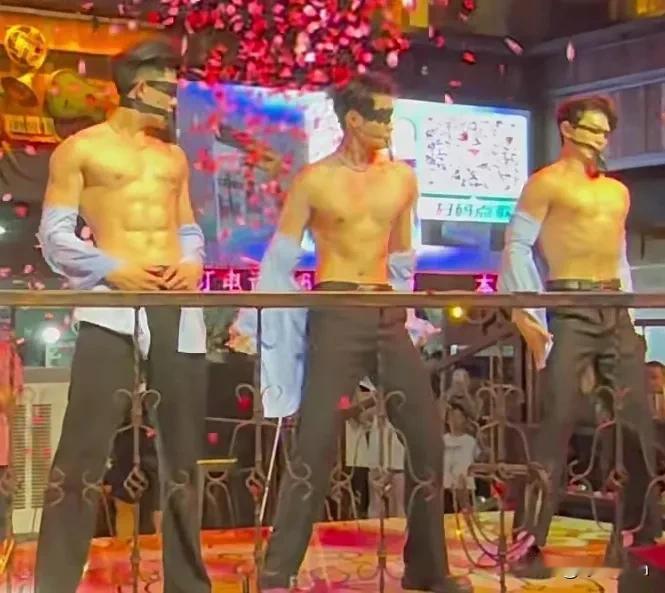 太解气了，徐州一烧烤店办“男模秀”被罚，不外乎2个原因：1.看视频里男模一