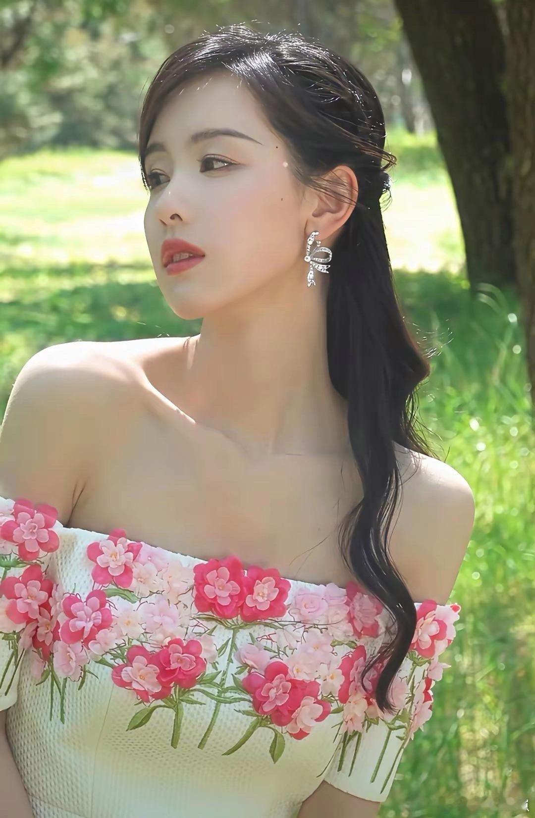 陈都灵的笑容太治愈！明媚鲜活赛繁花，一眼就让人心生暖意～