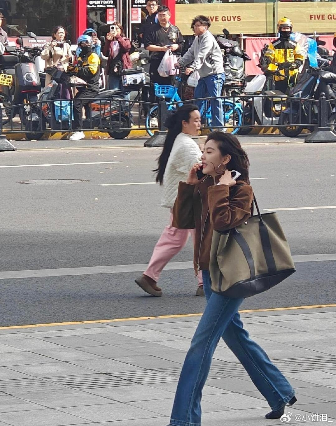 偶遇章若楠，果然明星里的淡颜在现实中也挺有冲击力的