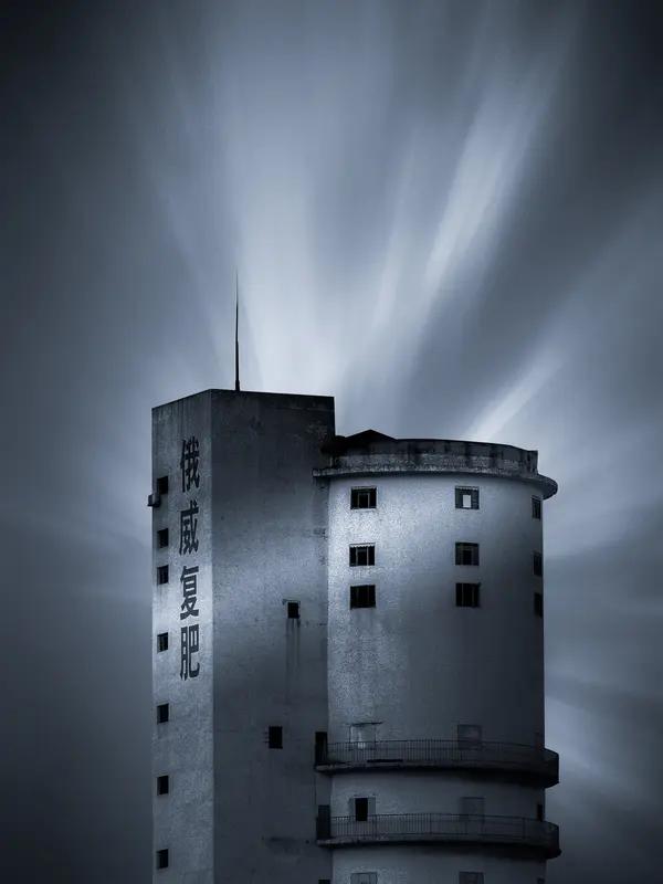 水到尽头是瀑布,人到尽头是什么?水到尽头成瀑布，那气势磅礴的一跃，是液态到壮观