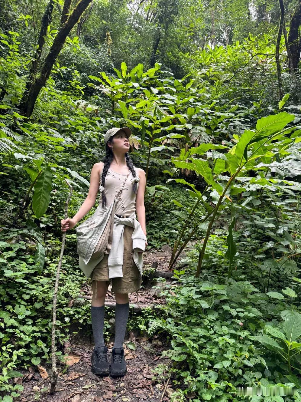 就在昨天，2025年11月1日，欧阳娜娜在社交平台分享了一组雨林徒步的美照。瞧她