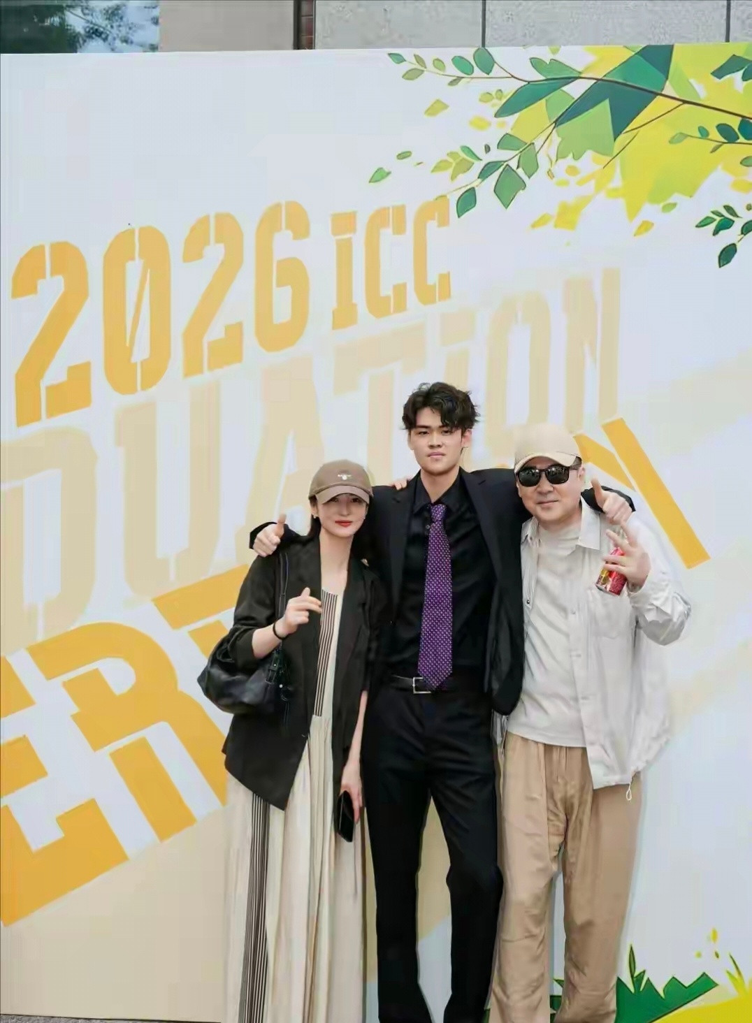蒋勤勤一家五台山祈福！夫妻俩穿着平价运动装，陈建斌躲老婆身后显猥琐，儿子将赴美留