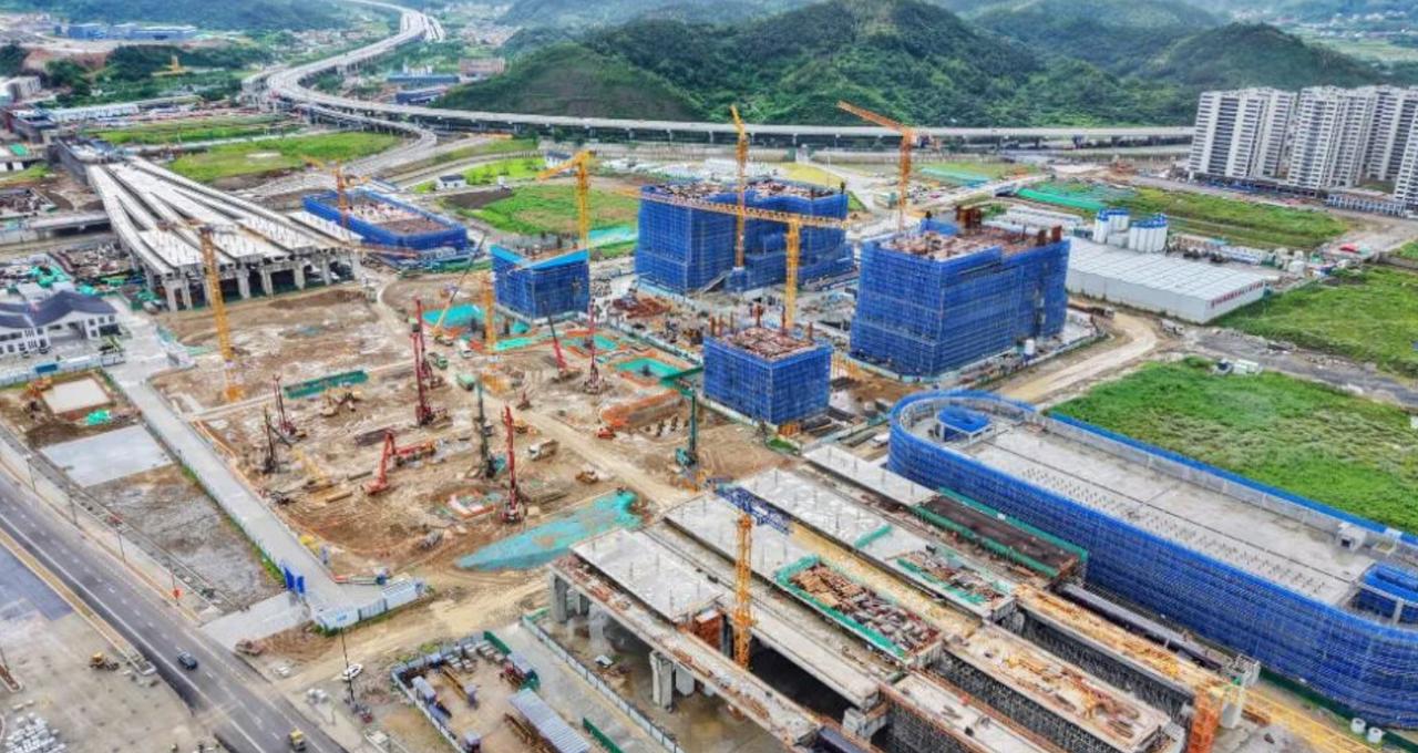 最近，甬舟铁路舟山站施工现场一片火热，旋挖机轰鸣、重型货车来回穿梭，桩基施工已经
