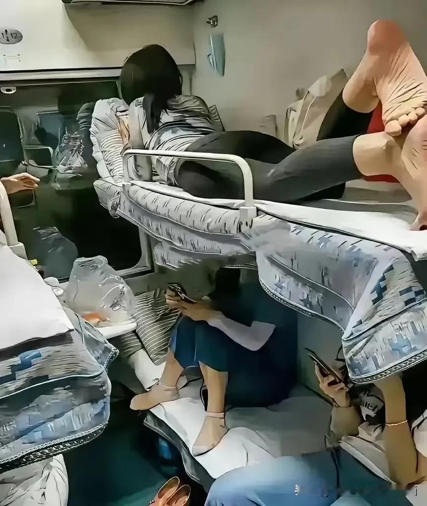 列车硬卧，一个字，——乱！再也不坐了[捂脸哭][捂脸哭][捂脸哭]