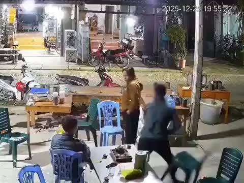 一名妇女遭受丈夫攻击后，用刀刺了丈夫