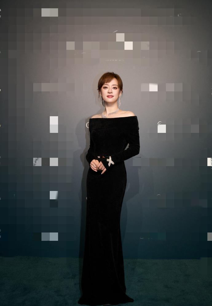 孙俪穿黑裙露肩了，没加一滴水，却让全网屏住呼吸。她不靠亮片不靠褶皱，就一件黑裙