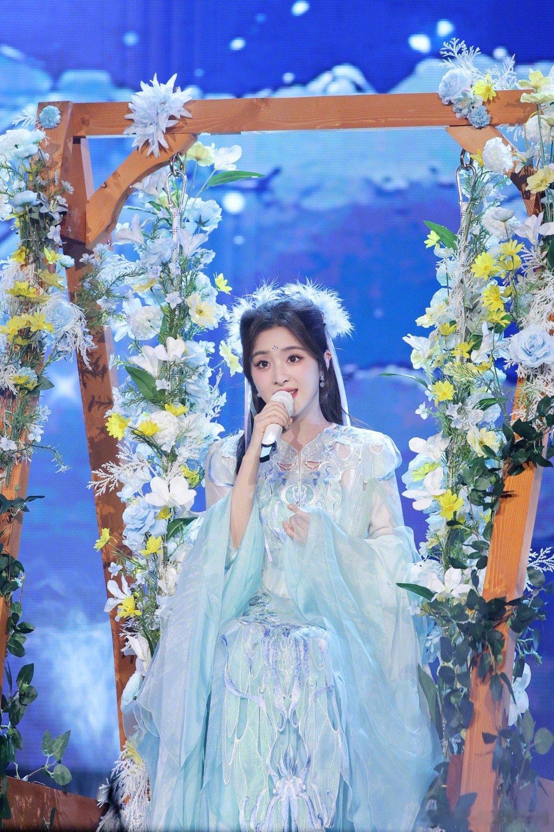 张含韵不愧是我的时尚启蒙张含韵的时尚从未褪色！超女时期的穿搭自带经济上行期的活