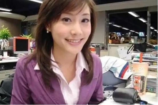 “我不是中国人，我来自台湾。”当着意大利前央行副行长齐欧卡的面，台湾记者黄雅诗把