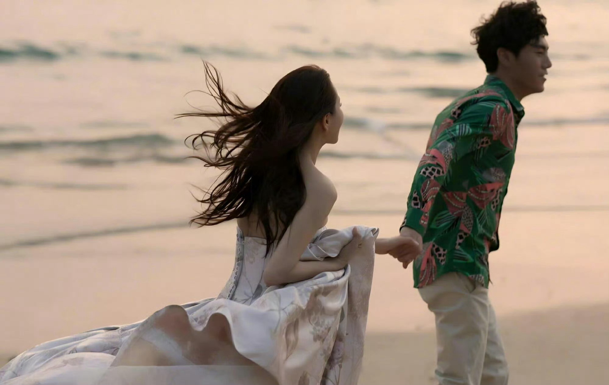 伊能静自曝和秦昊相处方式感情里的“合适”，是接受对方本来的样子。她的细腻没有被