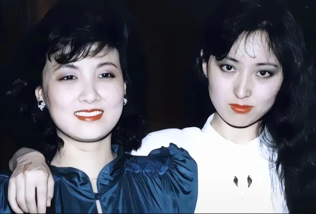 这是22岁陈晓旭和30岁邓婕的合照。邓婕个子太矮，155左右，离王熙凤的鹤立鸡