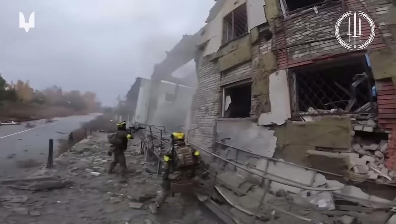 泽连斯基一再提示，不要听信俄方的虚假宣传，波、库两城没有丢。两军只是在城内混战而