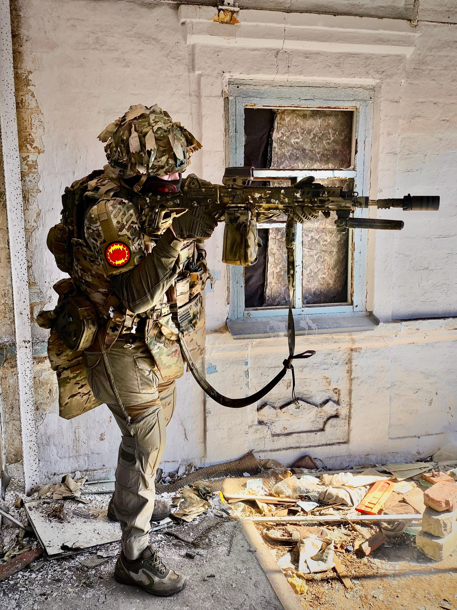 使用RPL-20轻机枪的俄军士兵，瞄准镜为vortex的UH-1全息烽火问鼎计划