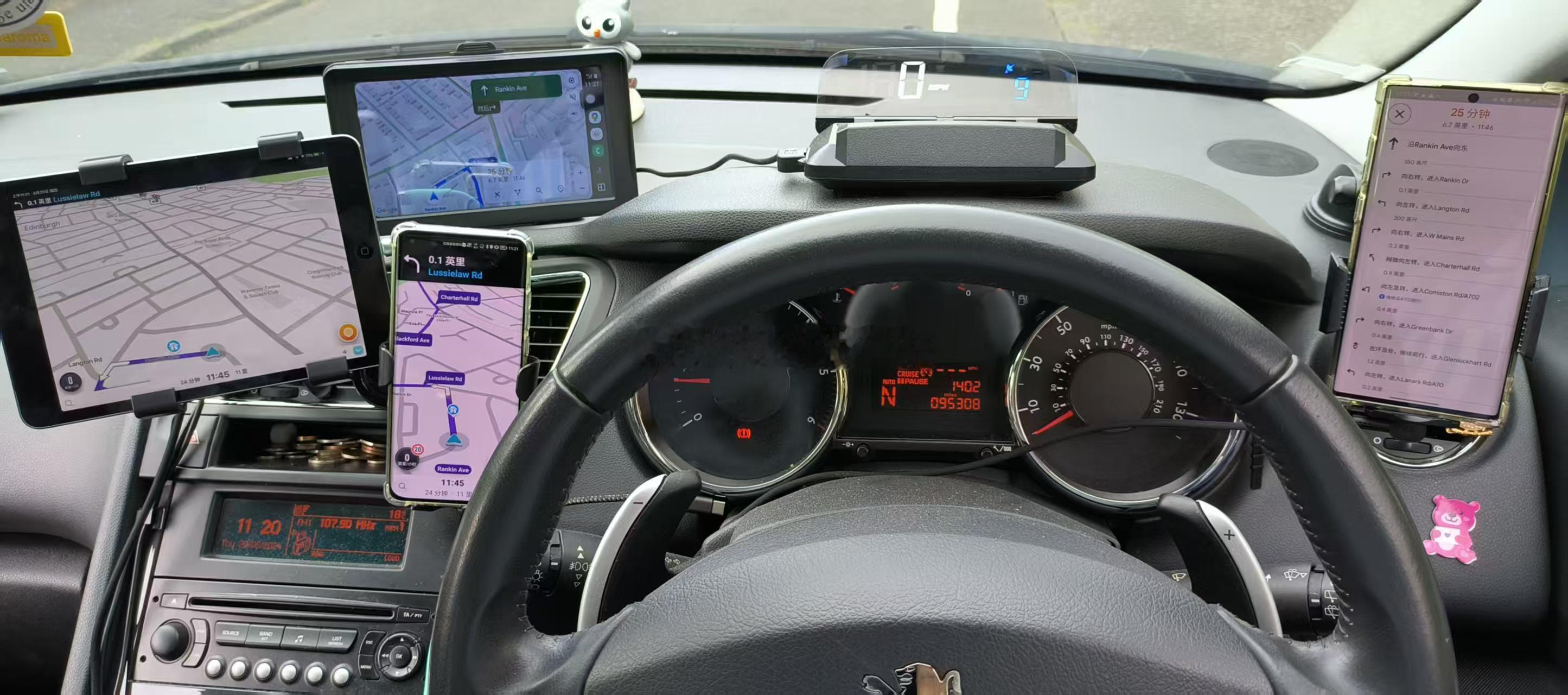 这车还提供了拨片~~~这么多液晶屏and手机，驾驶员还顾得上用拨片吗？？？海阔