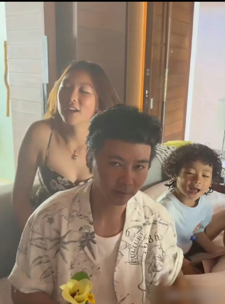 蔡少芬大女儿15岁，身高接近180。张晋175，站在女儿身边，头顶勉强齐平。基因这东西，半点不由人。
