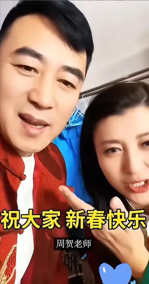 直播间里，闫学晶刚掏完1.2亿，转头就拉着唢呐艺人周贺拜年。结果呢？周贺全程