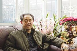 徐湖平，1945年出生，湖南省平江县人。1963年南师附中毕业后到北京空军某部