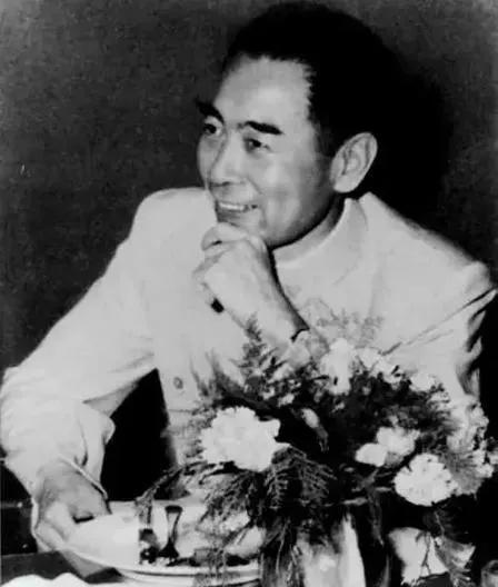 1976年1月11日，当周总理的遗体运到八宝山时，所有的火化工人都拒绝给周总理点