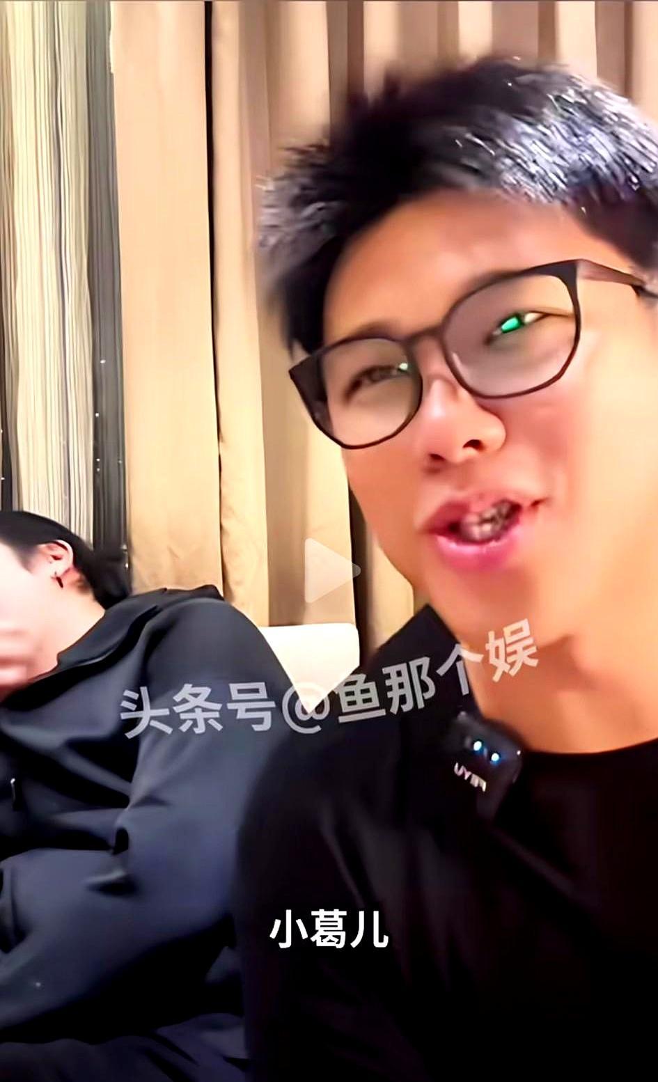 汪小菲连线狗仔那一刻，体面，碎了一地。一个四十多岁的男人，对着镜头哭诉“我这么