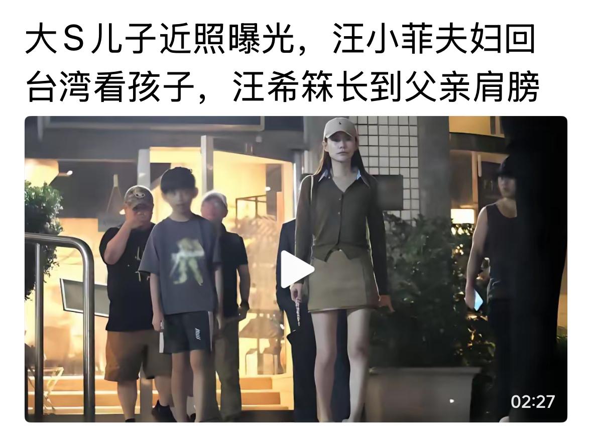 厉害了，小菲儿子长得真高，基因真的是太厉害了。本来小菲和兰姐都很高，大S也比较高