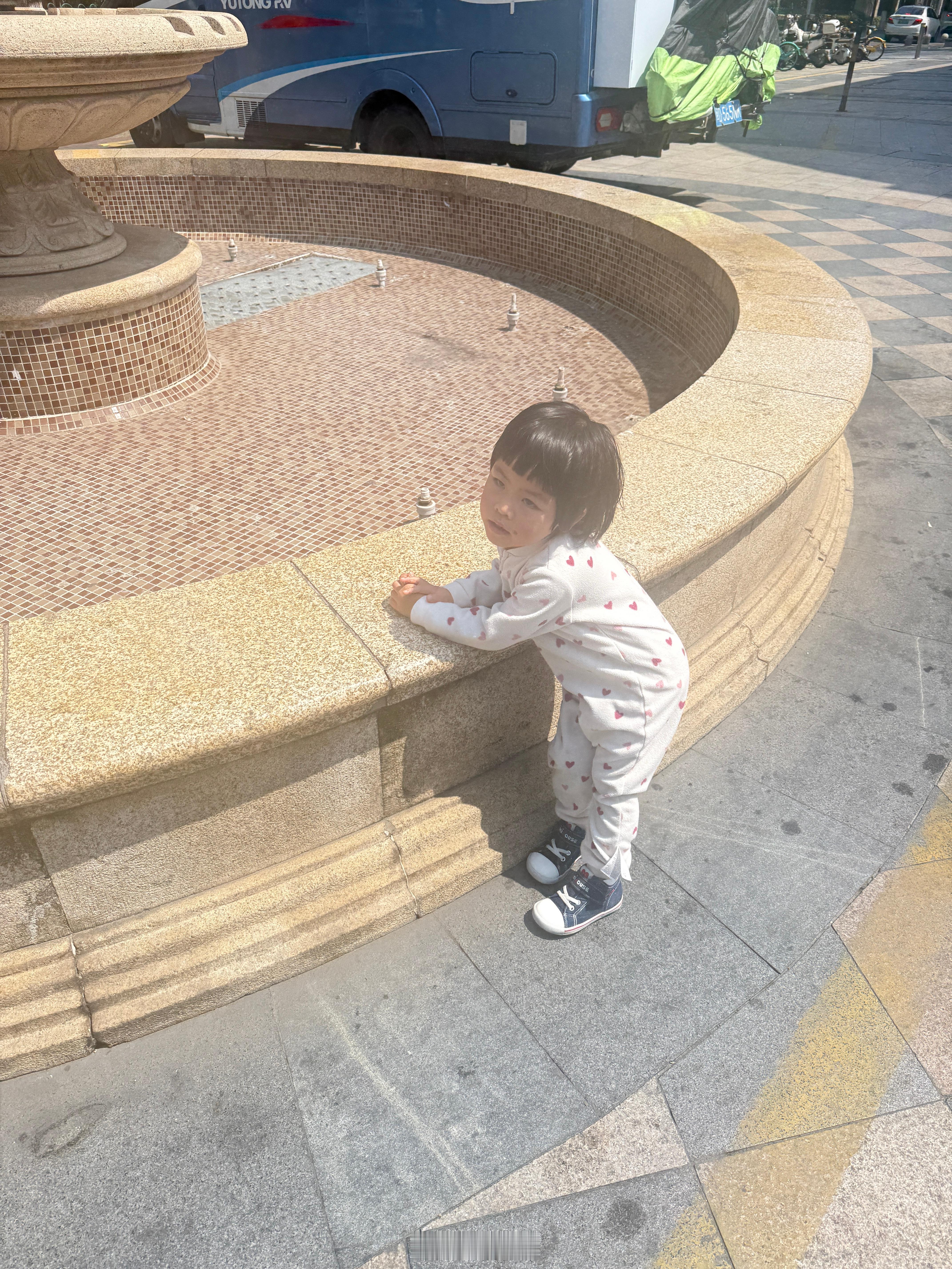 早上出门的时候球宝也要跟着，时间来不及就穿着睡衣出门了。。实不相瞒，球宝跟着旅蛙