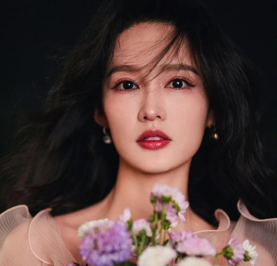 李沁最近接资源的路子挺有意思，专挑那些冷门但能提升演技的剧本接，明明以前总把"佛