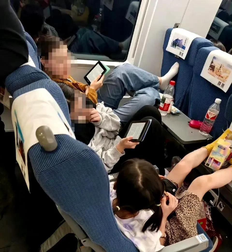 现在的人真的是把高铁当作自己家了​​​
