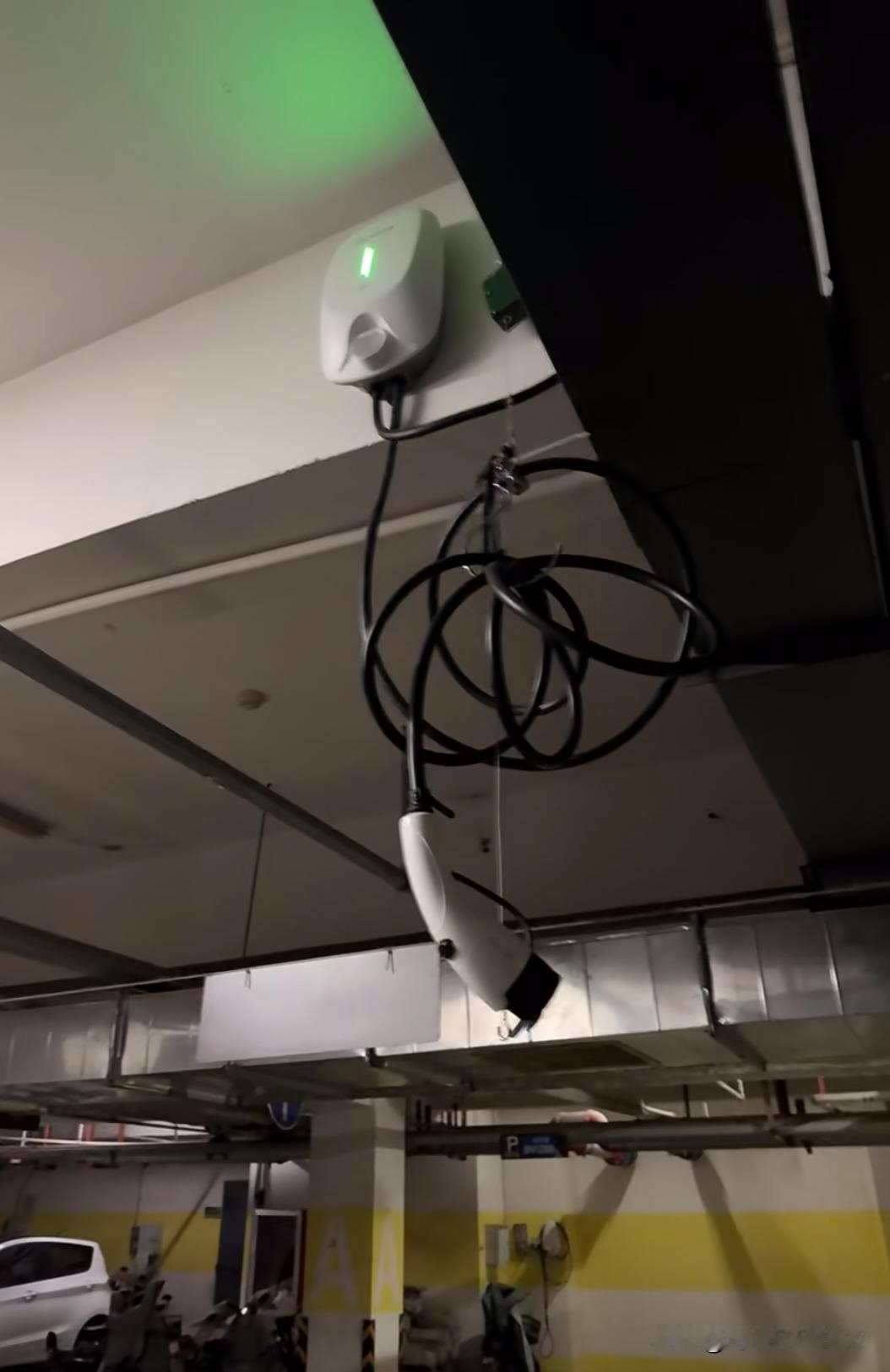 没错，中间车位充电桩就这样安装。分享一下自家充电桩，来回大半个月，物业不