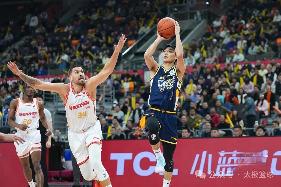 广东打造了一套“老中青结合、攻防全覆盖、轮换无断层”的成熟体系。后场双核徐杰、胡