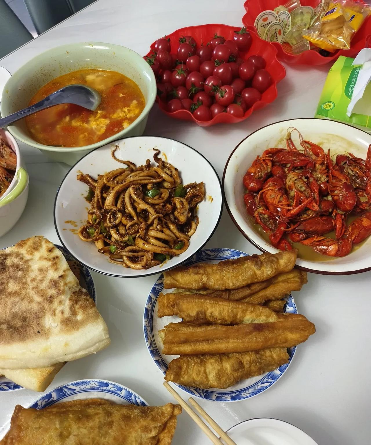 公公今年61岁，我孩儿8岁了，今天我做好了晚饭，我烧了虾，一家都在一起吃，公公