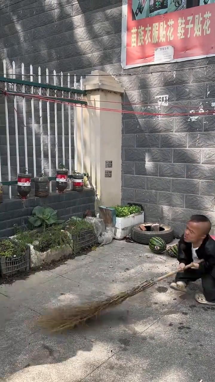 我的西瓜，别跑。我的车，我的车呀，谁把我车开走了呀。我的车，谁把我车开走了呀。