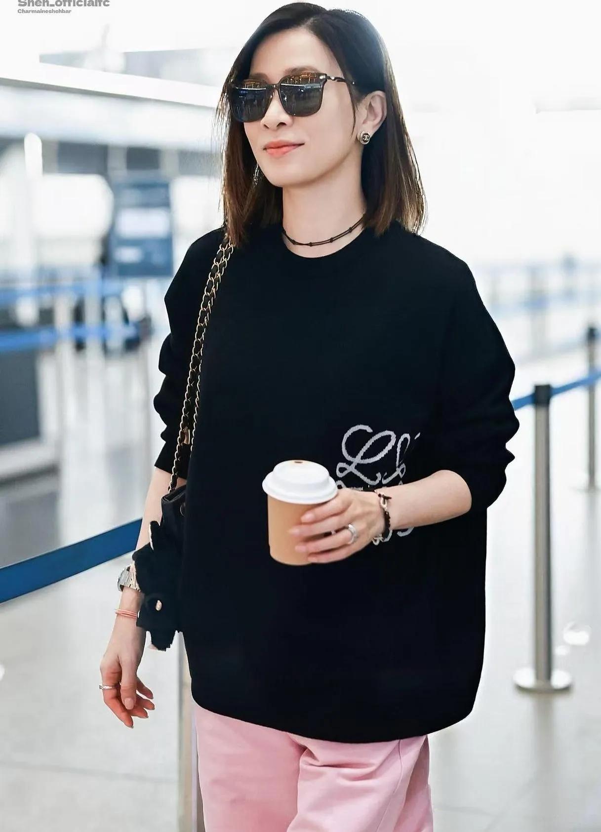 佘诗曼私服太会穿，黑粉配甜酷感拉满佘诗曼最新机场造型太亮眼了！波波头短发清