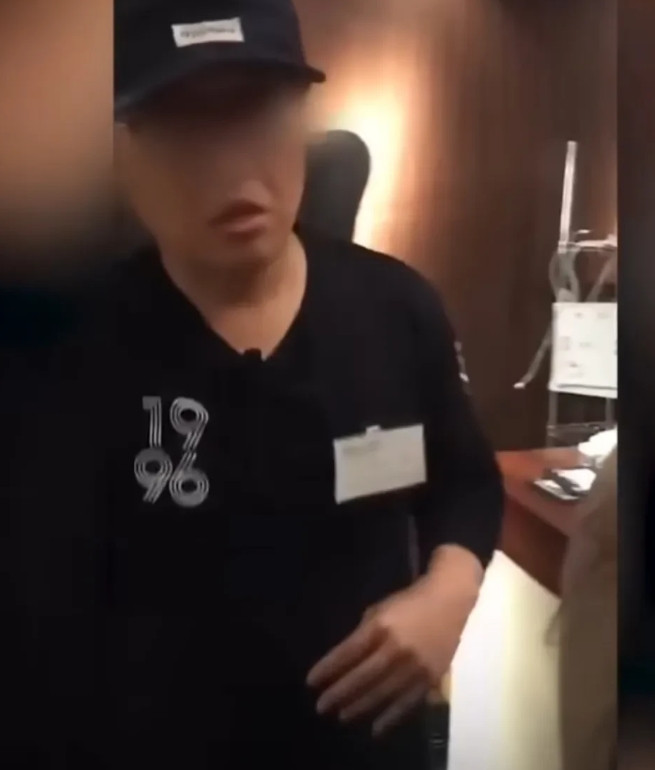 从被赶出餐厅到被捧上“服务C位”，中国游客在日本的待遇，经历了惊人的反转。