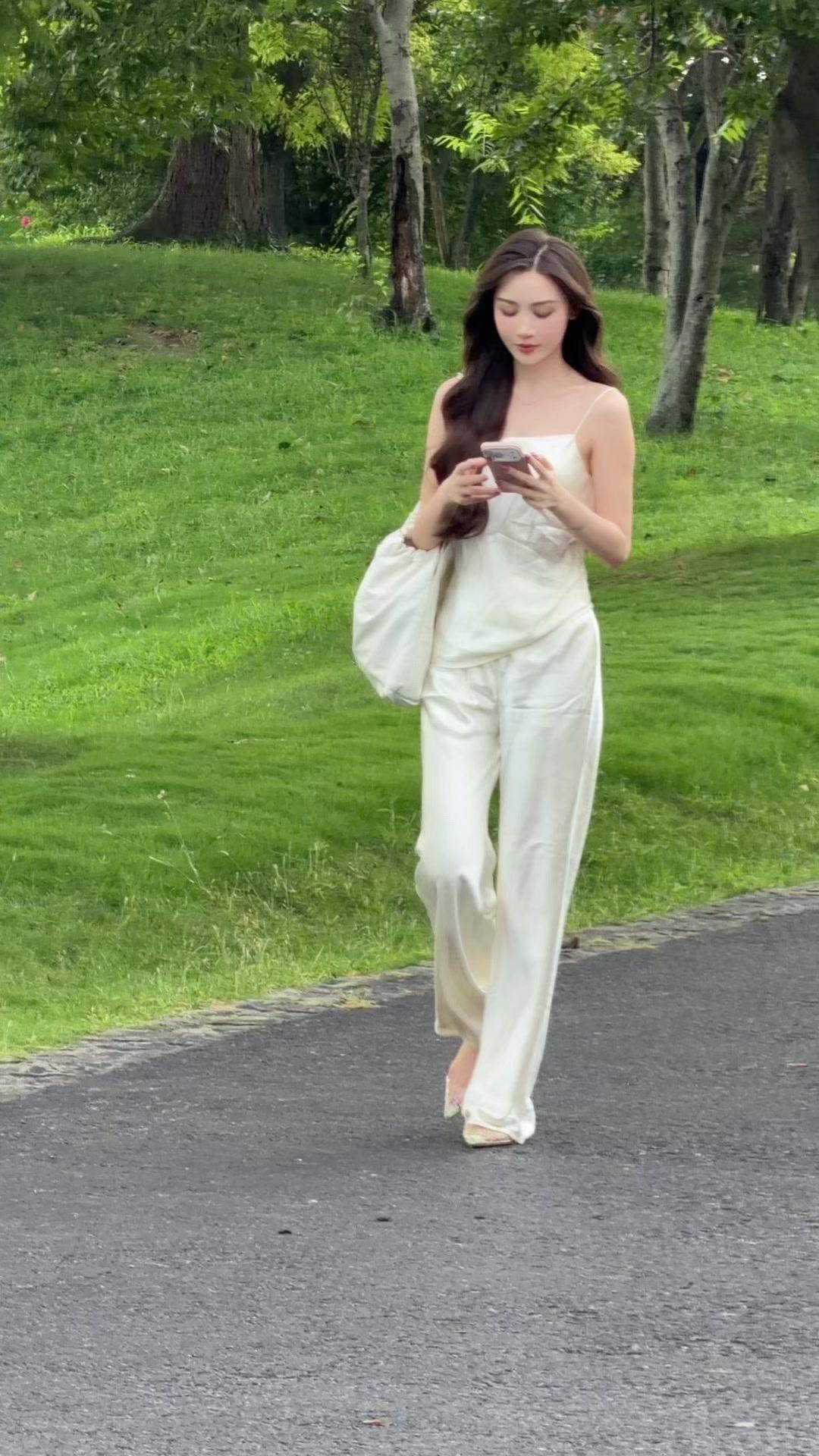 简简单单的搭配清爽又舒服，不用费脑就能穿出随性松弛感，整个人的状态都跟着放松下来