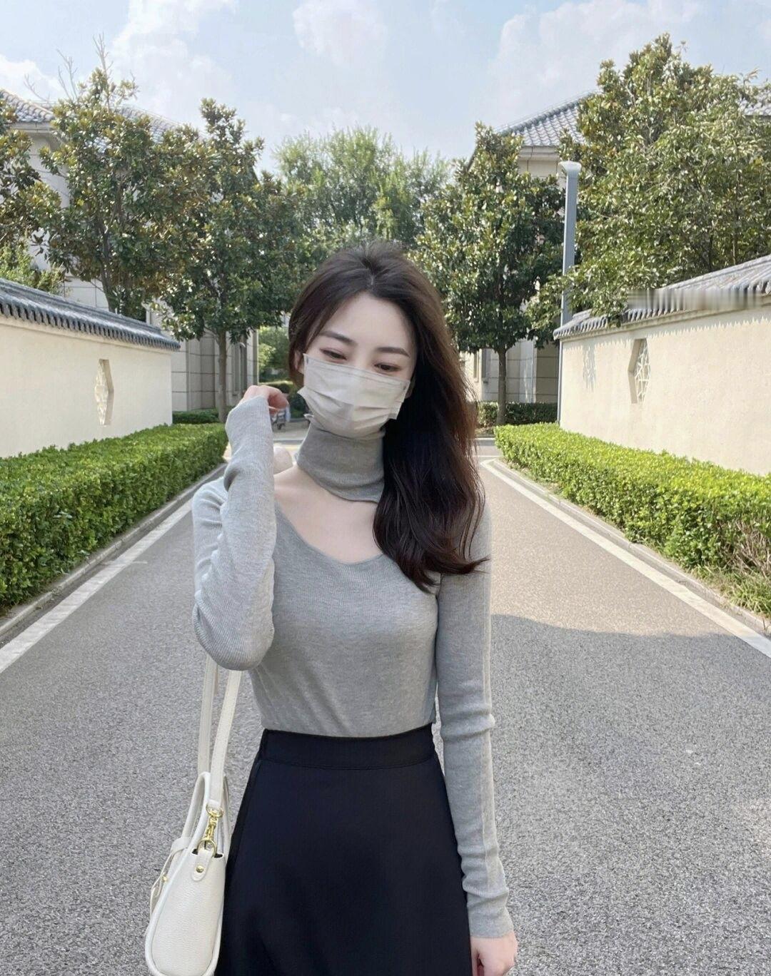 优雅穿搭指南：灰色高领毛衣搭配黑色半身裙，简约而不失时尚感。