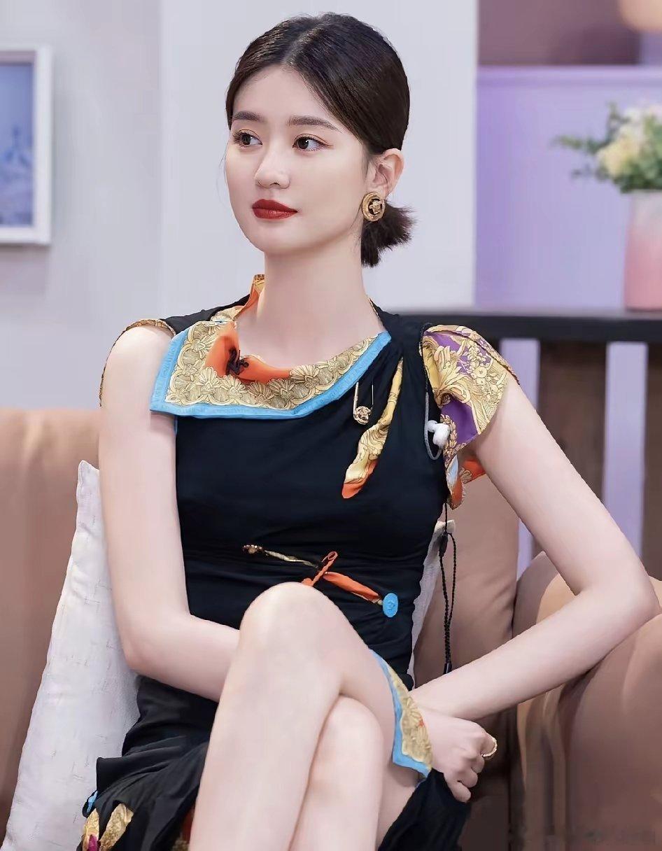 总算明白乔欣为啥能当富太太了。不是因为她有个富豪继父，也不是因为她长得好看。而是