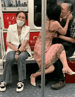 地铁这一幕，他们是如何做到旁若无人的地铁百态地铁上的一幕