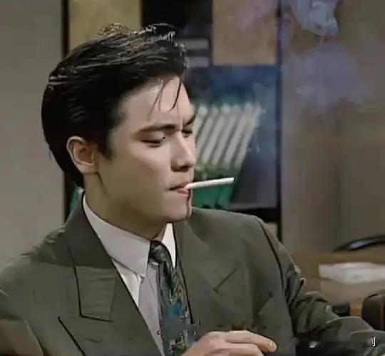 在TVB的职场剧里，TVB的高层领导认为你学霸的精英气质是演不出来的。  