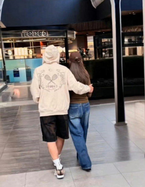 网友偶遇周杰伦搂着昆凌在墨尔本逛街​​​，两个人好恩爱啊！