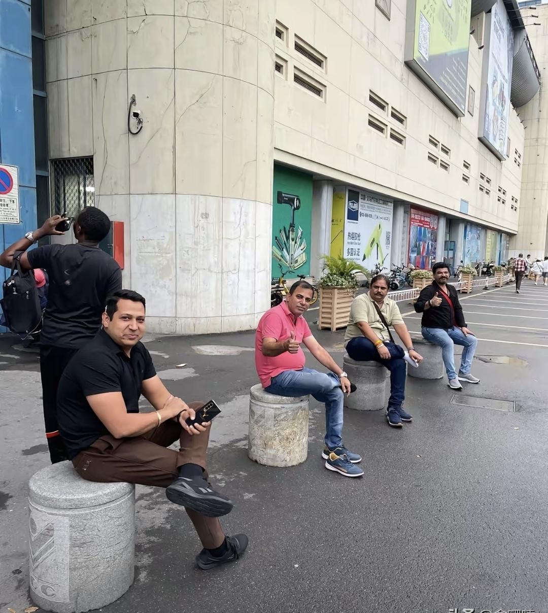 最近深圳前海那边，好多印度人一起开公司。2025年数据说，外籍企业涨了320%，