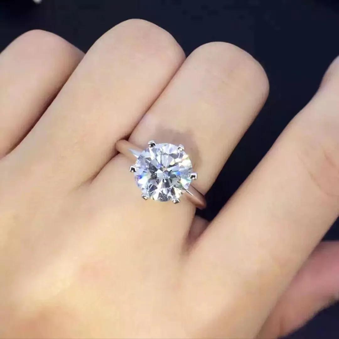 广东深圳，江女士离婚后，将前夫赠予价值6.8万元的钻戒，以2万元的低价卖给女同事