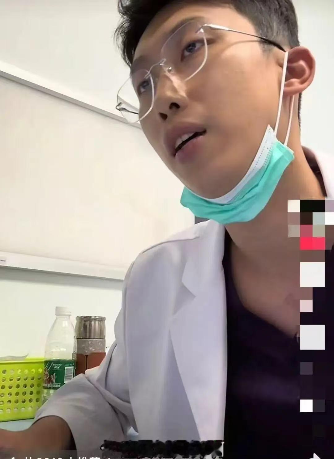 江苏苏州，一儿科医生正救一名车祸重伤孩子。后面一家长抱着孩子想插队，说他孩子流血