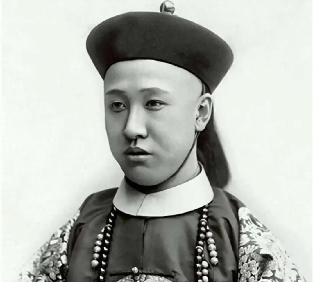 1901年，18岁的载沣背负着艰巨的责任，去德国为八国联军侵华之事道歉。当时威廉