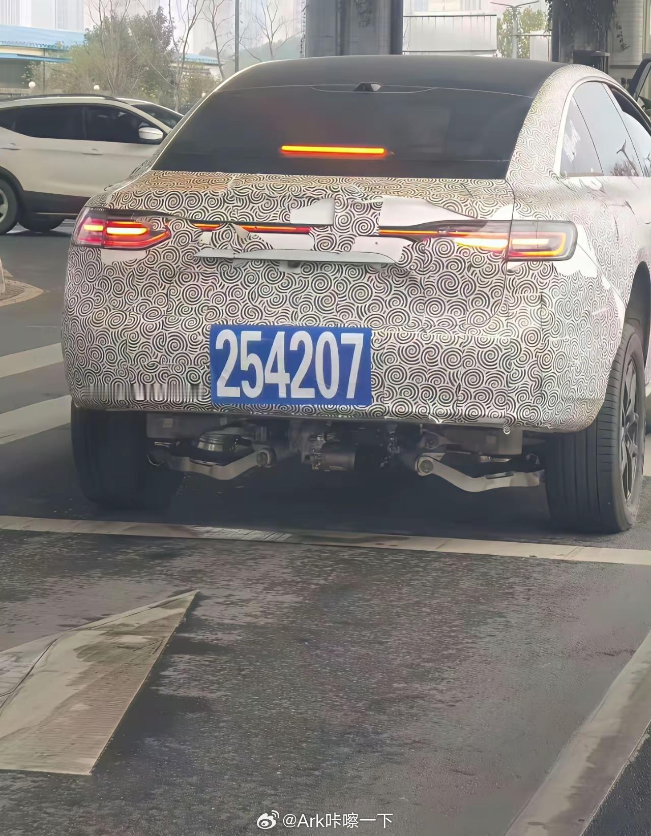 又有网友拍到了享界的SUV测试车，依然是套的享界S9的壳子，可以看到悬挂银灿灿的